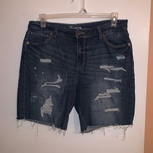 NO BOUNDARIES mid rise jean shorts